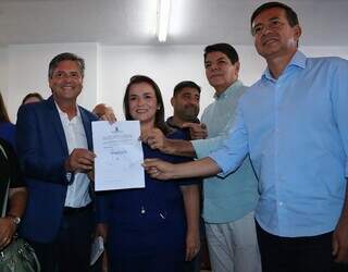 Prefeita Adriane Lopes (PP) segura documento de criação Câmara Interministerial de Segurança Alimentar e Nutricional (Foto: Osmar Daniel)