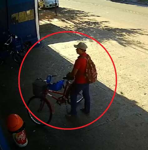 V&iacute;deo mostra ladr&atilde;o fugindo com bicicleta furtada em plena luz do dia