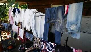 No varal, roupas saem praticamente &#39;de graça&#39; para os clientes. (Foto: Alex Machado)