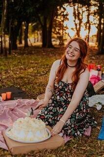 Nicolle em seu aniversário de 29 anos, comemorado em um piquenique no Bosque da Paz (Foto: Arquivo Pessoal)