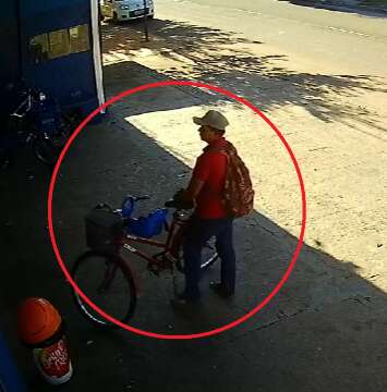 Vídeo mostra ladrão fugindo com bicicleta furtada em plena luz do dia
