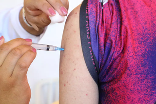 Campo-grandense recebe dose de vacinação da covid-19 em plantão de imunização. (Foto: Arquivo/Campo Grande News)