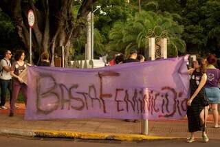 Mulheres seguram faixa com &#39;basta feminicídio&#39; durante manifestação na Praça Ary Coelho (Foto: divulgação)