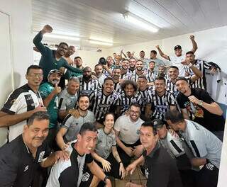 Plantel de jogadores e comissão que conquistaram o título estadual em 2024 (Foto: Divulgação/Operário)