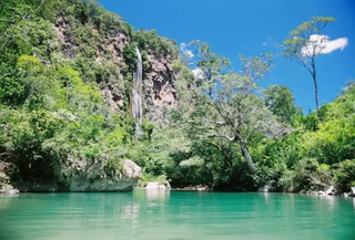 Água transparente esverdeada do Rio Salobra ao pé da Serra da Bodoquena. (Foto: Prefeitura de Bodoquena) 