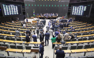 Deputados na sessão do Plenário desta terça-feira (23). (Foto: Zeca Ribeiro/Câmara dos Deputados)