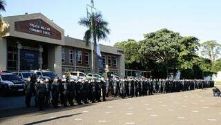 Equipes da Polícia Militar participam de solenidade que entrega medalhas em frente ao Comando Geral. (Foto: Alex Machado)