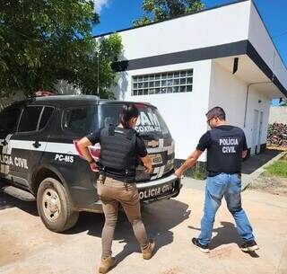 Policiais durante cumprimento de mandado de prisão, em Coxim. (Foto: Divulgação)