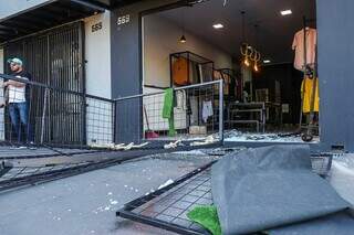 Fachada da loja ficou destruída (Foto: Henrique Kawaminami)