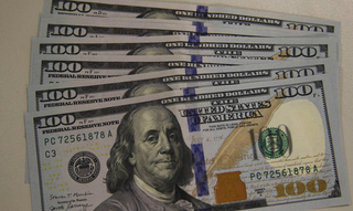 Cédulas de cem dólares, moeda utilizada para transações comerciais. (Foto: Valter Campanato/Agência Brasil)