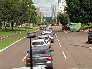 Fila de carros durante manifestação de motoristas de aplicativos no dia 26 de março em Campo Grande. (Foto: Arquivo)