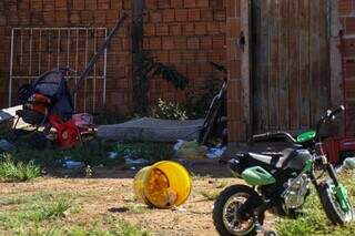 Brinquedos da vítima no quintal da casa onde família morava (Foto: Henrique Kawaminami)