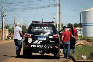 Policiais da 5ªDP no local dos fatos investigando crime (Foto: Henrique Kawaminami)
