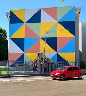 Fachada de prédio público em Coxim, com traços e cores de mural de Kobra.