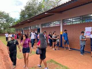 Eleitores indígenas de Dourados na fila para votar na eleição de 2022 (Foto: Helio de Freitas)