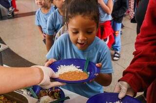 Arroz e feijão em merenda oferecida a menina em escola de Campo Grande (Foto: Arquivo/Henrique Kawaminami)