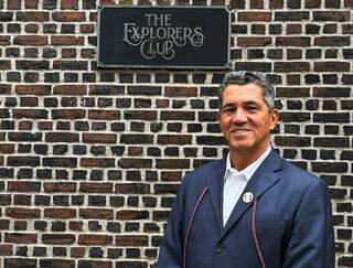 Ângelo Rabelo posa em frente à placa do The Explorers Club, em Nova Iorque (Foto: Divulgação)