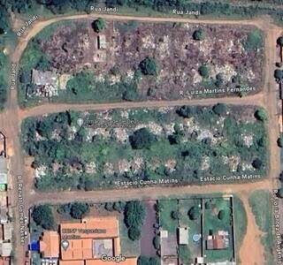Imagens de satélites do Google mostram o tamanho das quadras e o que restou das casas (Foto: reprodução Google Maps)