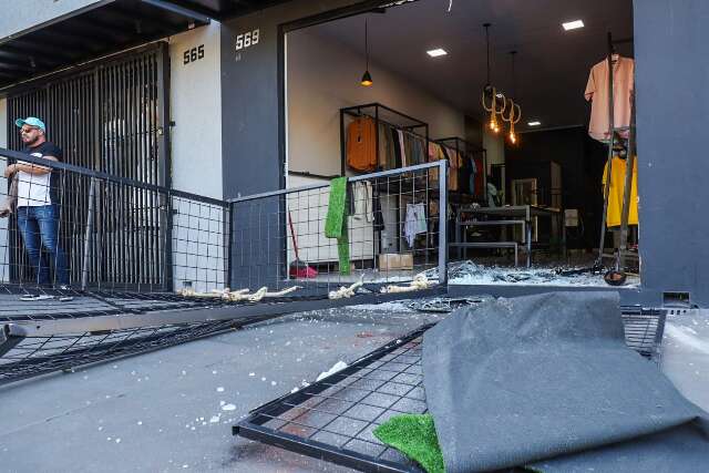 Bandidos destroem loja com carro, furtam roupas e preju&iacute;zo &eacute; de R$ 35 mil