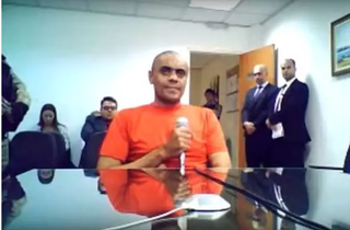 Adélio Bispo (uniforme laranja) durante audiência, em Campo Grande. (Foto: Reprodução)
