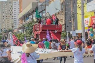 Professores fizeram ato na Praça Ary Coelho e seguiram em passeata pelo centro (Fotos: Marcos Maluf)