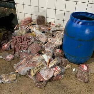 Parte da carne apreendida em um dos supermercados de Rio Negro (Foto: Divulgação)