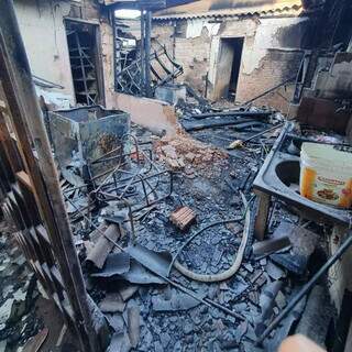 Casa dos idosos ficou completamente destruída após incêndio (Foto: Arquivo pessoal)