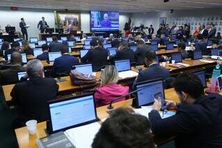 Duputados federais durante discussão e votação na CCJ (Foto: Câmara dos Deputados/ Divulgação)