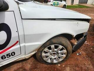 Uma das marcas de tiro na porta do veículo pneu estourado após perseguição (Foto: Geniffer Valeriano)