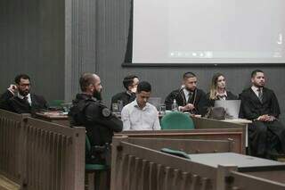 Réu apoiado por seus cinco defensores durante julgamento nesta quarta-feira. Willer no canto esquerdo da foto e Renato ao microfone (Foto: Marcos Maluf)