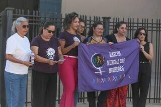 Mulheres do grupo &#34;Marcha Mundial das Mulheres&#34; segurando cartaz (Foto: Marcos Maluf)