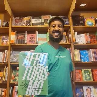 Guilherme lança o livro “Afroturismo: Afeto Afronta e Futuro” em Campo Grande, dia 9 de maio (Foto: Reprodução/Redes Sociais)