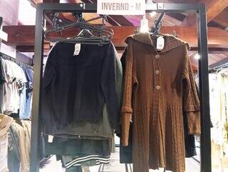 Loja tem variedade de casacos, blazers, tricôs e cardigãs vendidos a preços acessíveis (Foto: Idaicy Solano)