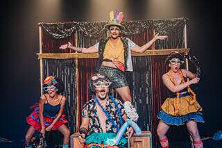 Em livre adaptação da obra de Dias Gomes, o espetáculo, uma comédia política carnavalesca cheia de breguices. (Foto: Vaca Azul)