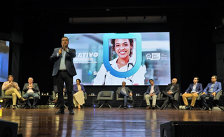 O governador Eduardo Riedel (PSDB) durante discurso na apresentação do programa MS Ativo: Municipalismo. (Foto: Saul Schramm)