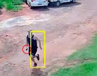 Um dos homens carrega objeto escuro na mão, o que pode ser uma arma, segundo a polícia (Foto: Vídeo/Reprodução)