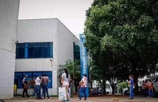 Fila em agência do INSS em Campo Grande. (Foto: Arquivo)