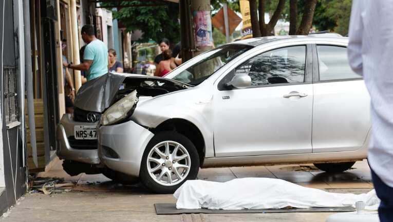 Motorista morre após sofrer mal súbito ao volante e carro atingir barbearia