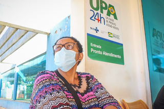 Sandra usava máscara para evitar doença respiratória (Foto: Henrique Kawaminami)