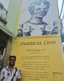 Guilherme em painel no centro do Rio de Janeiro, que ilustra o afeto e ancestralidade presente na cidade (Foto: Reprodução/Redes Sociais)
