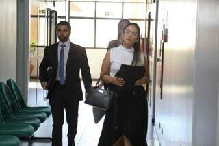 Advogada de defesa de Stephanie, Katiussa Jara, de blusa branca à frente, ao chegar para audiência do Caso Sophia (Foto: Alex Machado/Arquivo)