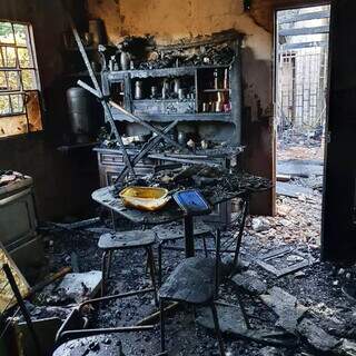 Todos os móveis e objetos da cozinha foram queimados (Foto: Arquivo pessoal)