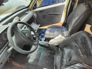 Interior do veículo ocupado pelos bandidos; aparentemente, nada suspeito (Foto: Geniffer Valeriano)