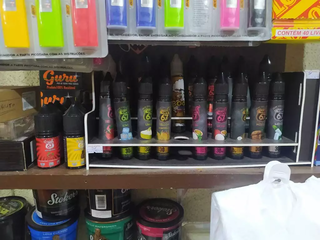 Dispositivos eletrônicos são comercializados em prateleira de tabacaria. (Foto: Arquivo/Campo Grande News)