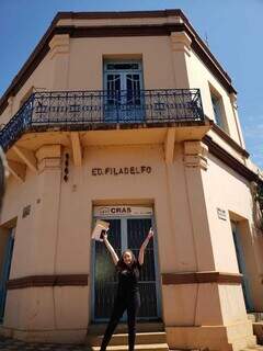 Vivianne em frente a edifício histórico localizado em Ribas do Rio Pardo. (Foto: Arquivo pessoal)