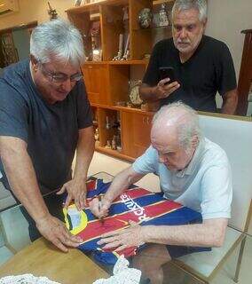 Evaristo de Macedo, queridíssimo do Flamengo, assina camisas para MS 