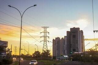 Nascer do sol visto da Avenida Ministro João Arinos, na Capital (Foto: Henrique Kawaminami)