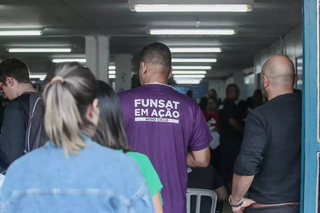 Uniformizado, agente da Funsat organiza fila de atendimentos. (Foto: Arquivo/Marcos Maluf)