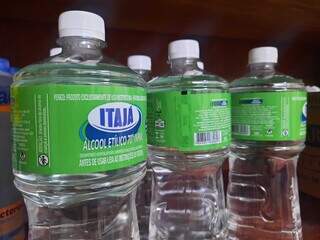 Álcool 70% líquido na prateleira de supermercado, na época da pandemia (Foto: Caroline Maldonado/Arquivo)