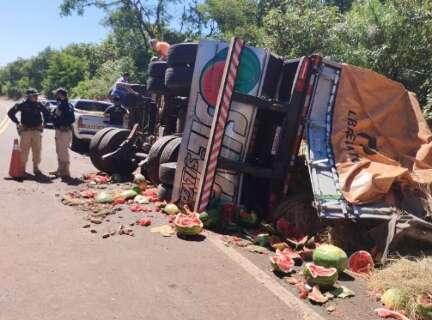 Caminhão tomba com 35 toneladas de melancia e proprietário doa carga